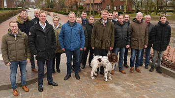 Herr Wilkens (ArL), Jens von Hebel, Helmut Janßen, Hermann Wocken, Angelika Oelsner (alle Samtgemeinde Dörpen), Richard Gertken (Büro f. Landschaftsplanung), Bernd Timmer, Christian Koers (beide Gemeinderat Wippingen), Markus Santen (SG Dörpen), Marc-André Burgdorf (Landkreis Emsland), Martin Kaiser, Markus Hackmann (beide Gemeinderat Wippingen), Holger Dieker (Verwaltungsleiter Emsländische Eisenbahn), Hermann-Josef Pieper (Gemeinderat Wippingen), Bürgermeister Hermann Gerdes, Hermann Hackmann (Altbürgermeister, Seniorchef Firma Hackmann), Hermann Hackmann (Firma Hackmann)