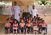 Pfarrer Isidore Nwanaju in demKindergarten in Owerri, Nigeria