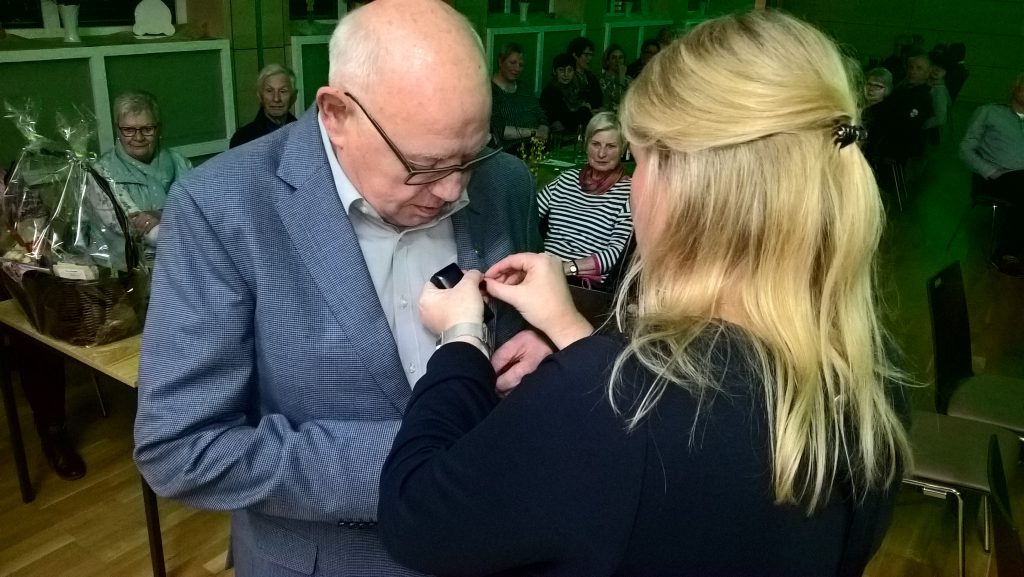 links Josef Kimmann, rechts Marion Martina: Anstecken der Goldenen Ehrennadel