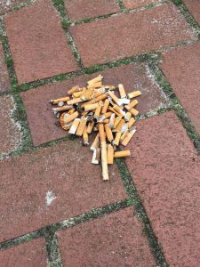 Zigarettenkippen, auf dem Kinderkrippenspielplatz eingesammelt