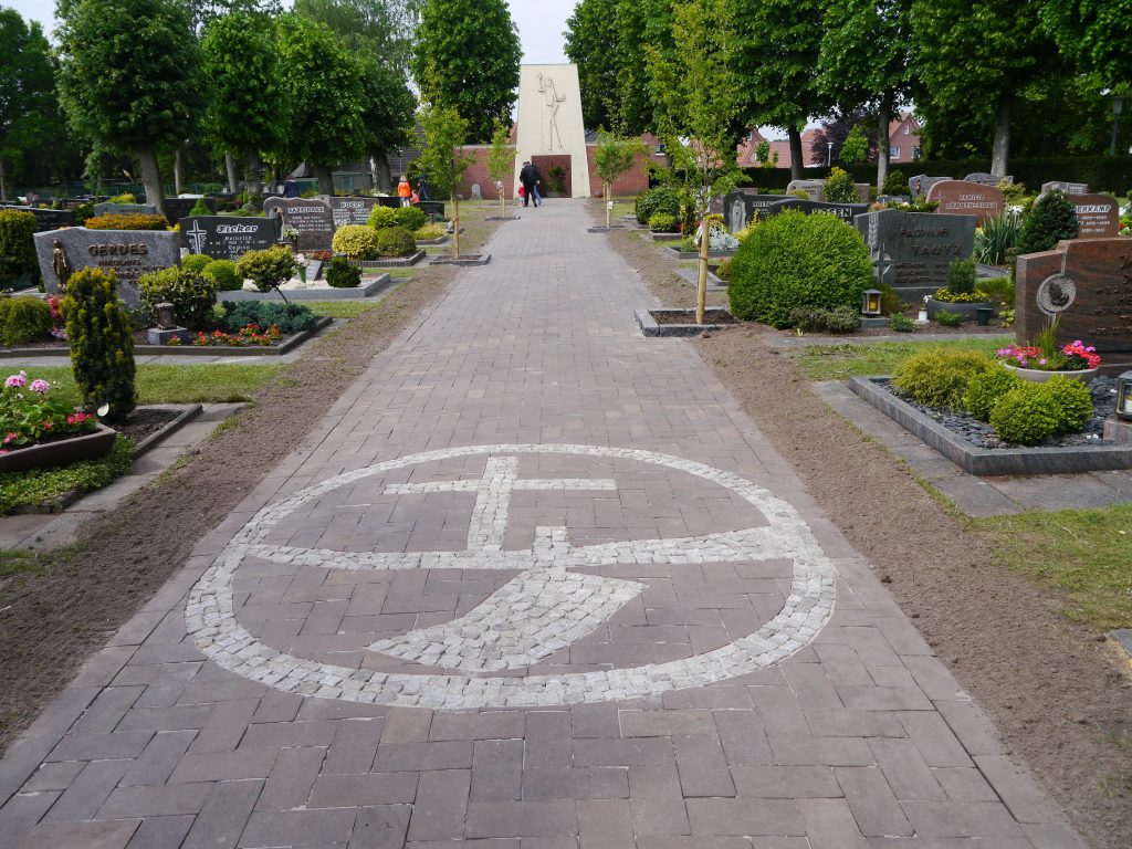 Hauptweg des Friedhofes Wippingen mit KLJB-Logo