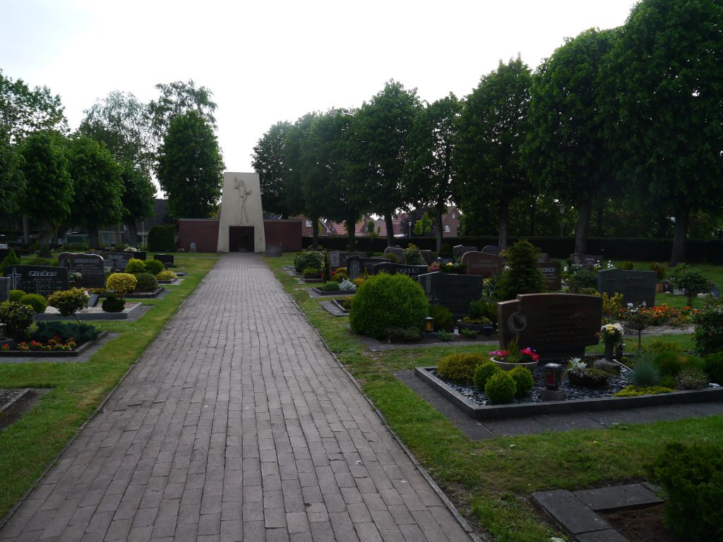 Hauptweg des Wippinger Friedhofes