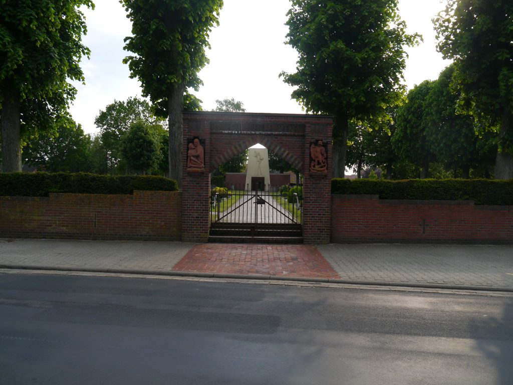 Haupteingang des Wippinger Friedhofes