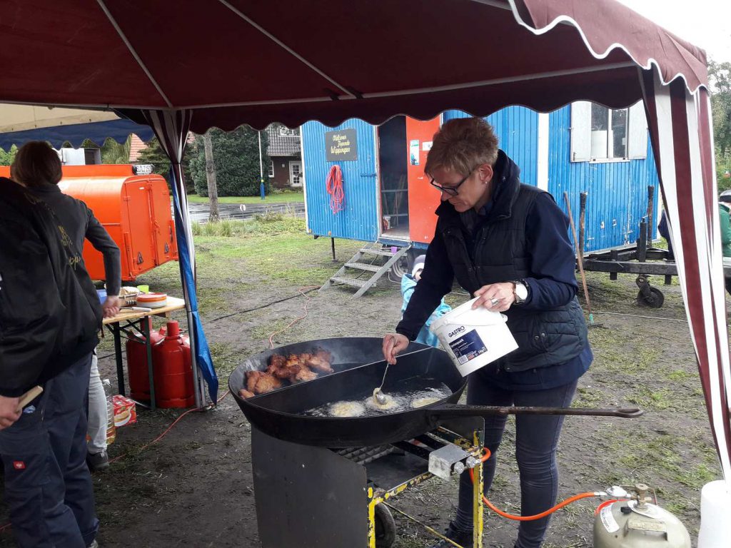 Anneliese Riedel beim Backen der Kartoffelpfannkuchen