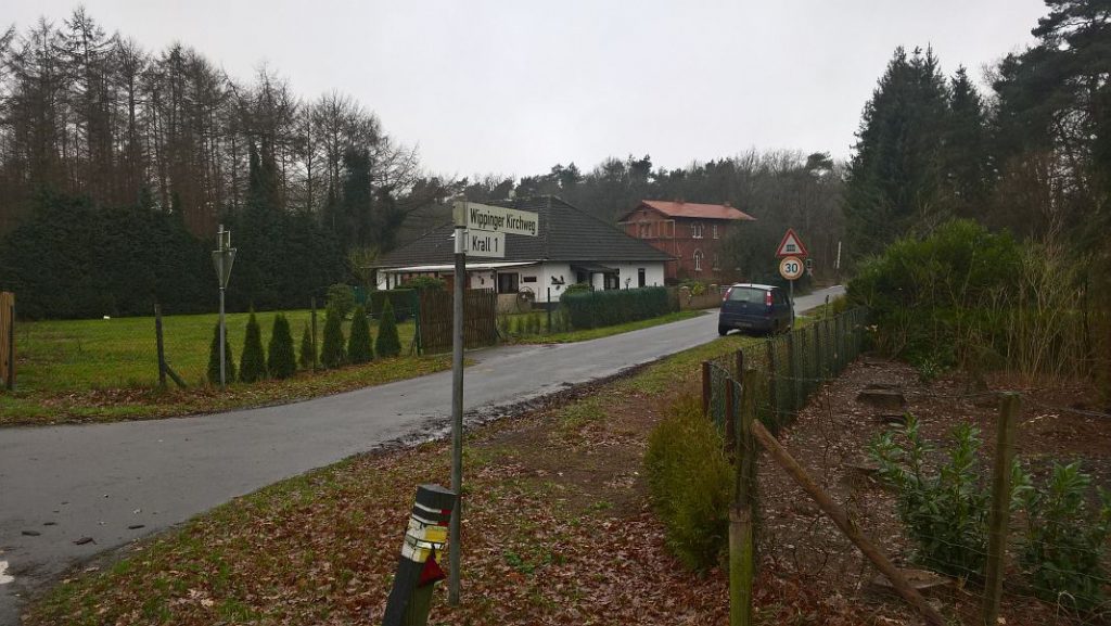 Dort überquert der Kirchweg die heutige B70.