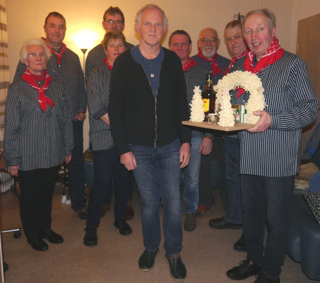 Übergabe der Ehrentunschere an Alfons Deters durch Klaus Abeln (re.). Mit dabei v. l.: Renate Schmidt, Wilfried Schmunkamp, Heiner Voskuhl, Rita Düttmann, Otto Gerdes, Heinz Schulte, Heinz Robin.