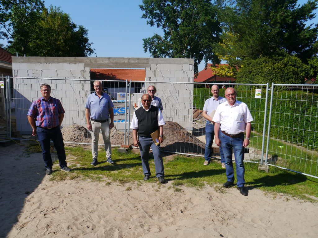 Auf dem Foto v. li.: Markus Santen (SG Dörpen), Wippingens Bürgermeister Hermann Gerdes, Pfarrer Francis Sanjeevi, Rendant der Kirchengemeinde Wippingen Hermann Jansen, Andreas Hövelmann (SG Dörpen), Renkenberges Bürgermeister Heiner Bojer