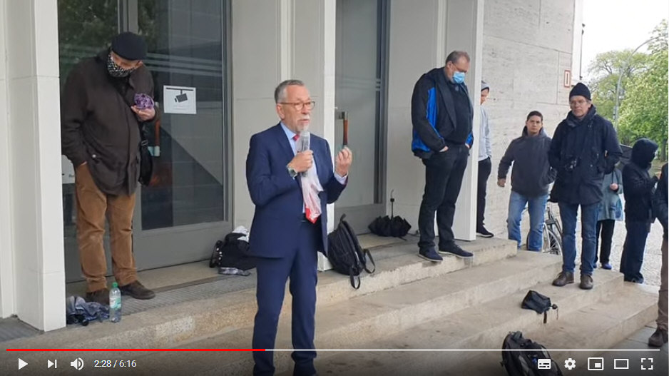 Karl-Heinz Brunner MdB (SPD) auf der Mahnwache am 11.05.2020 vor dem Bundesministerium der Verteidigung