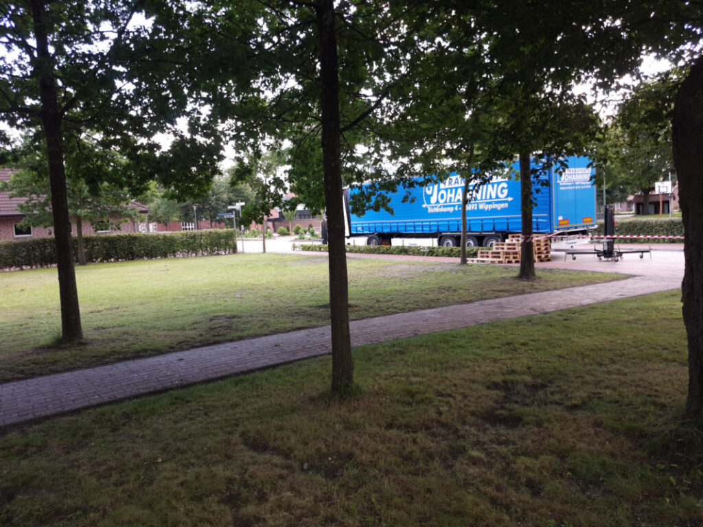 Trailer für den Altar bei der Open-Air-Messe im Pfarrgarten 2020