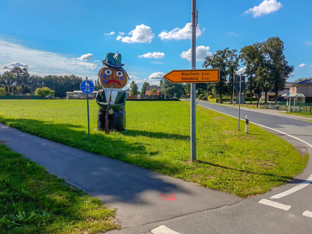 Strohmann an der Steinbilder Straße in Ahlen