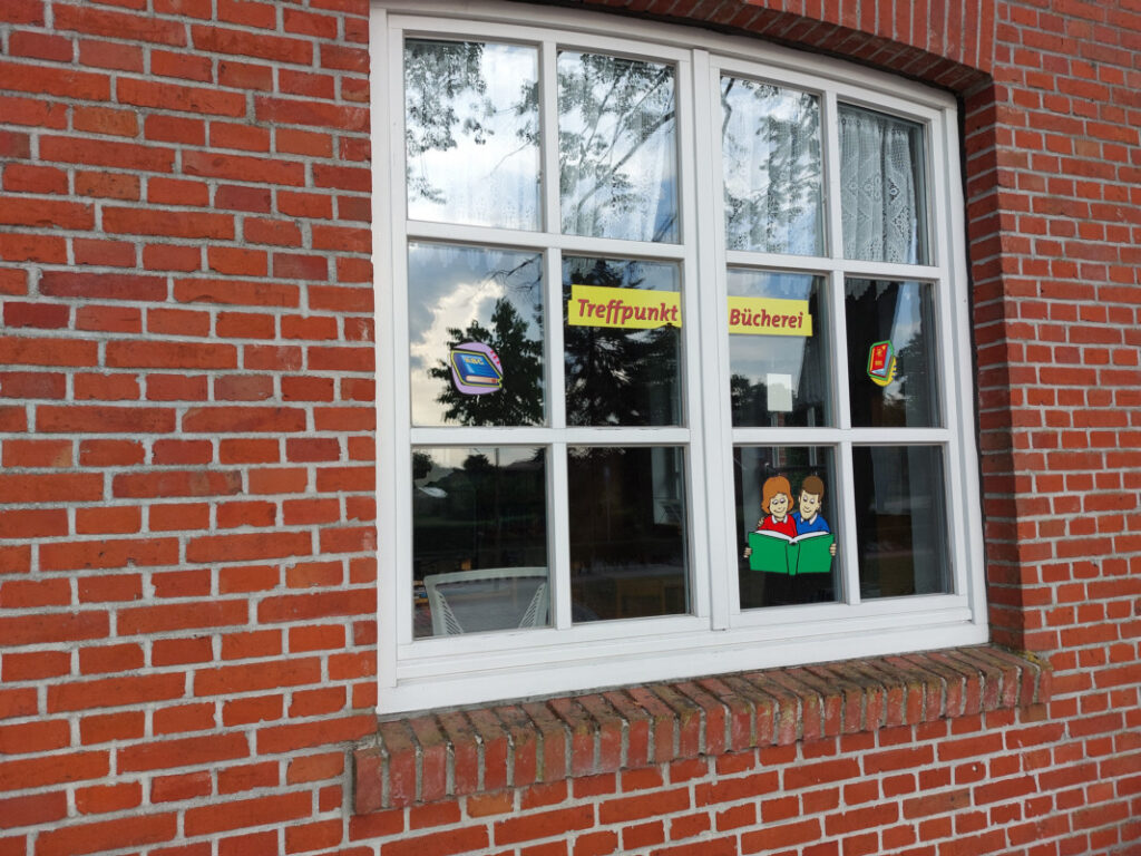 Fenster der Bücherei im Wippinger Gemeindezentrum