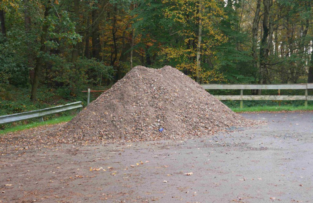 Schotter auf Parkplatz der Begräbnisstätte Esterwegen