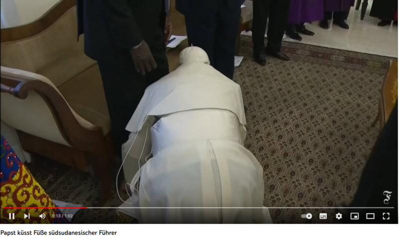 Der Papst küsst 2019 den Rivalen im Südsudan die Füße, um sie zum Frieden zu bewegen. (Screenshot Youtube)