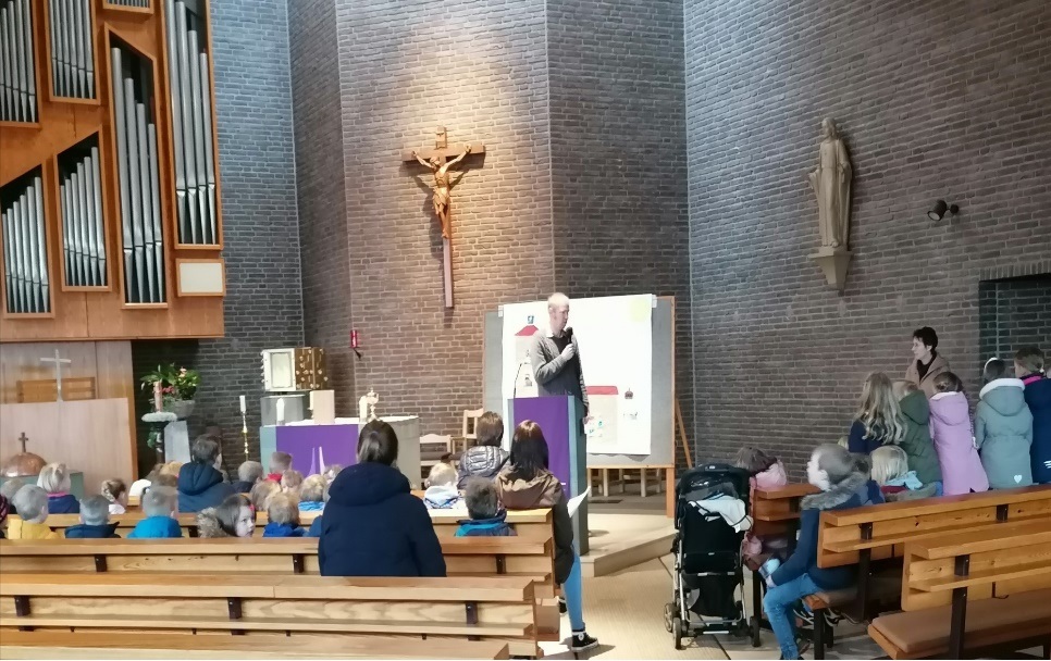 Kindergartenkinder entdecken die Kirche Griep-Raming am Ambo