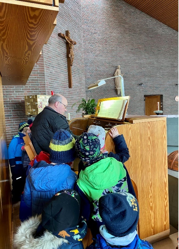 Kindergartenkinder entdecken die Kirche, Heiner Boje an der Orgel