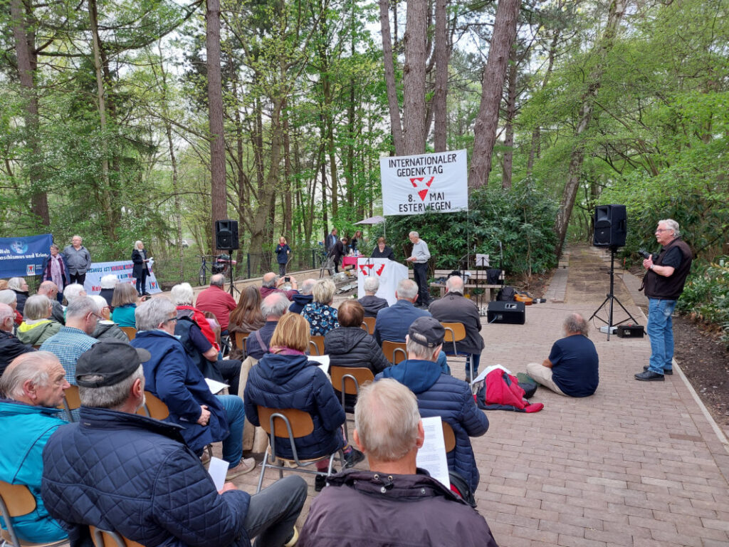 Kundgebung auf dem Begräbnisplatz Esterwegen zum Tag der Befreiung