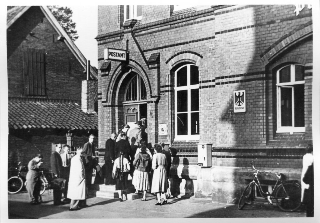 Die historische Aufnahme zeigt das alte Postamt im Viertel Überwasser um 1950. (Foto: Landkreis Emsland)
