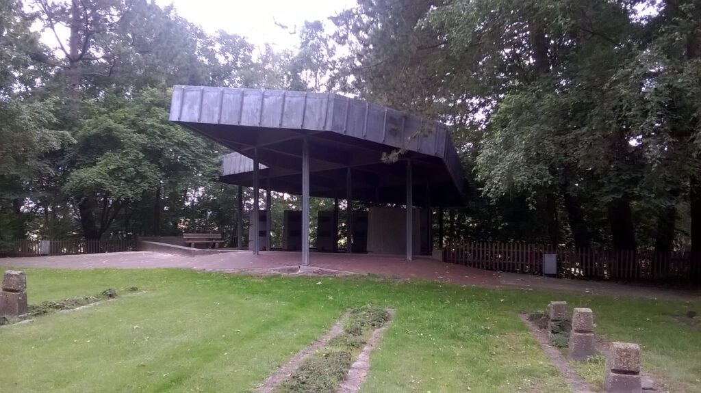 Gedenkhalle auf dem Begräbnisplatz Esterwegen 2016