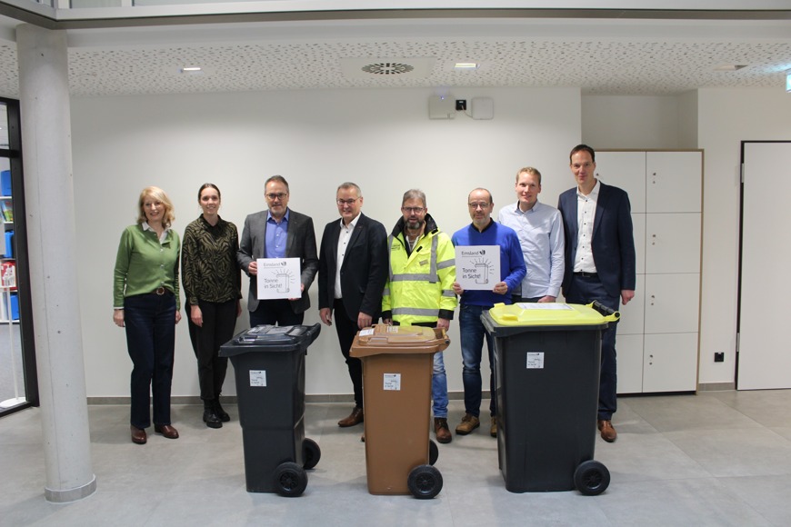 Vertreter des Landkreises, der Stadt Meppen, der Verkehrswacht und des ADFC präsentierten gemeinsam die neue Initiative für eine bessere Sichtbarkeit der Abfallbehälter (Foto: Landkreis Emsland)