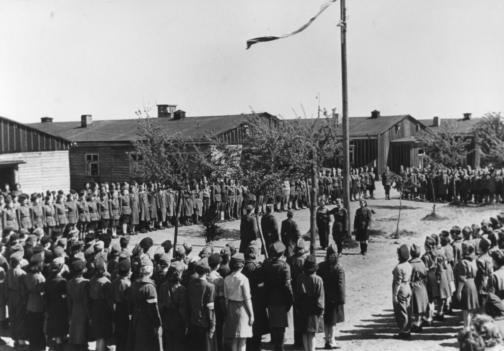 Fahnenappell im Lager VI in Oberlangen nach der Befreiung der kriegsgefangenen Polinnen