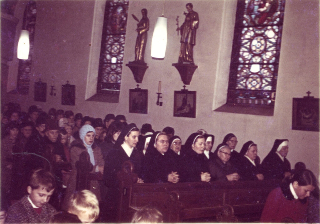 Frauenseite der Wippinger Kirche 1970