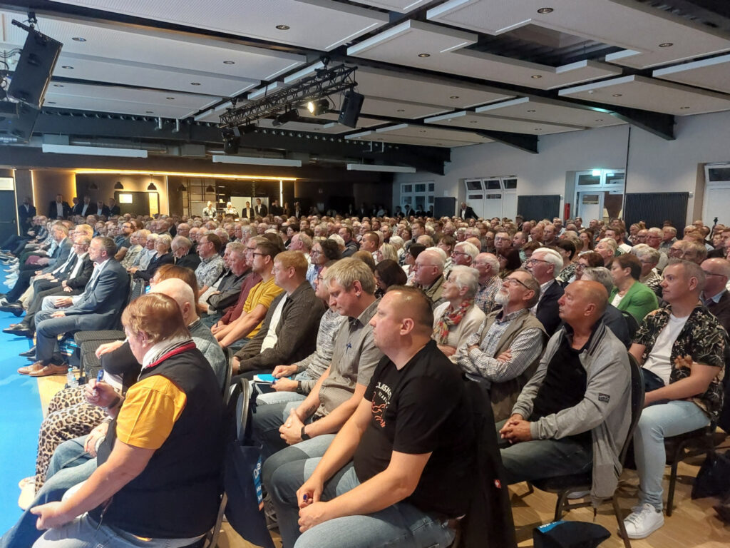 Voll besetzter Saal Markt 7