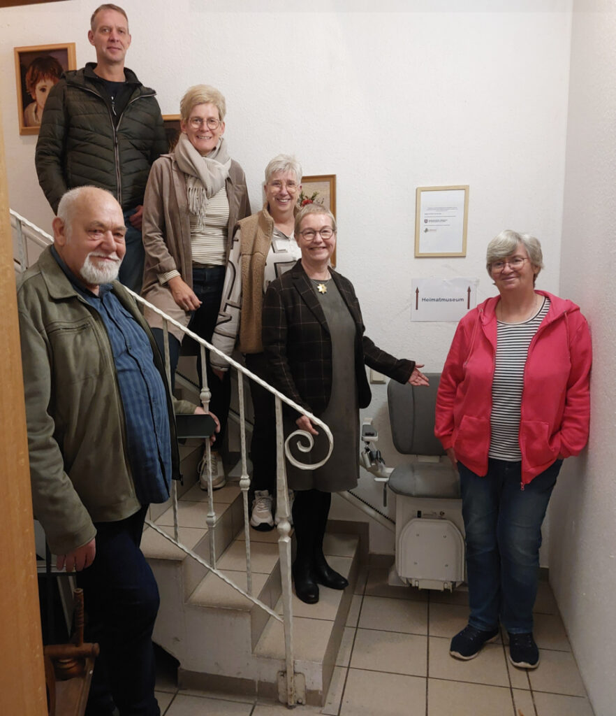 Gruppenbild mit Lift zum Heimatmuseum: Heinz Schulte, Martin Hempen, Anneliese Riedel, Christel Sievers, Veronika Olbrich, Maria Hermes