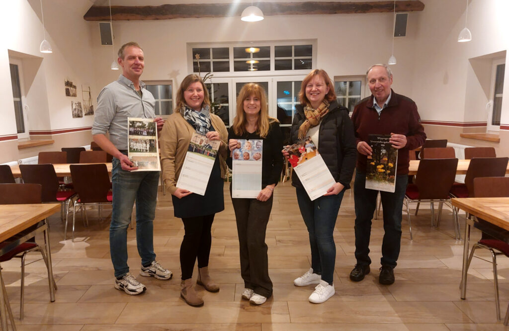 Übergabe des Heimatkalenders 2026 mit Bürgermeister martin Hempen, Heike Meyer, Jana Frericks, Marlies Berling, Klaus Abeln