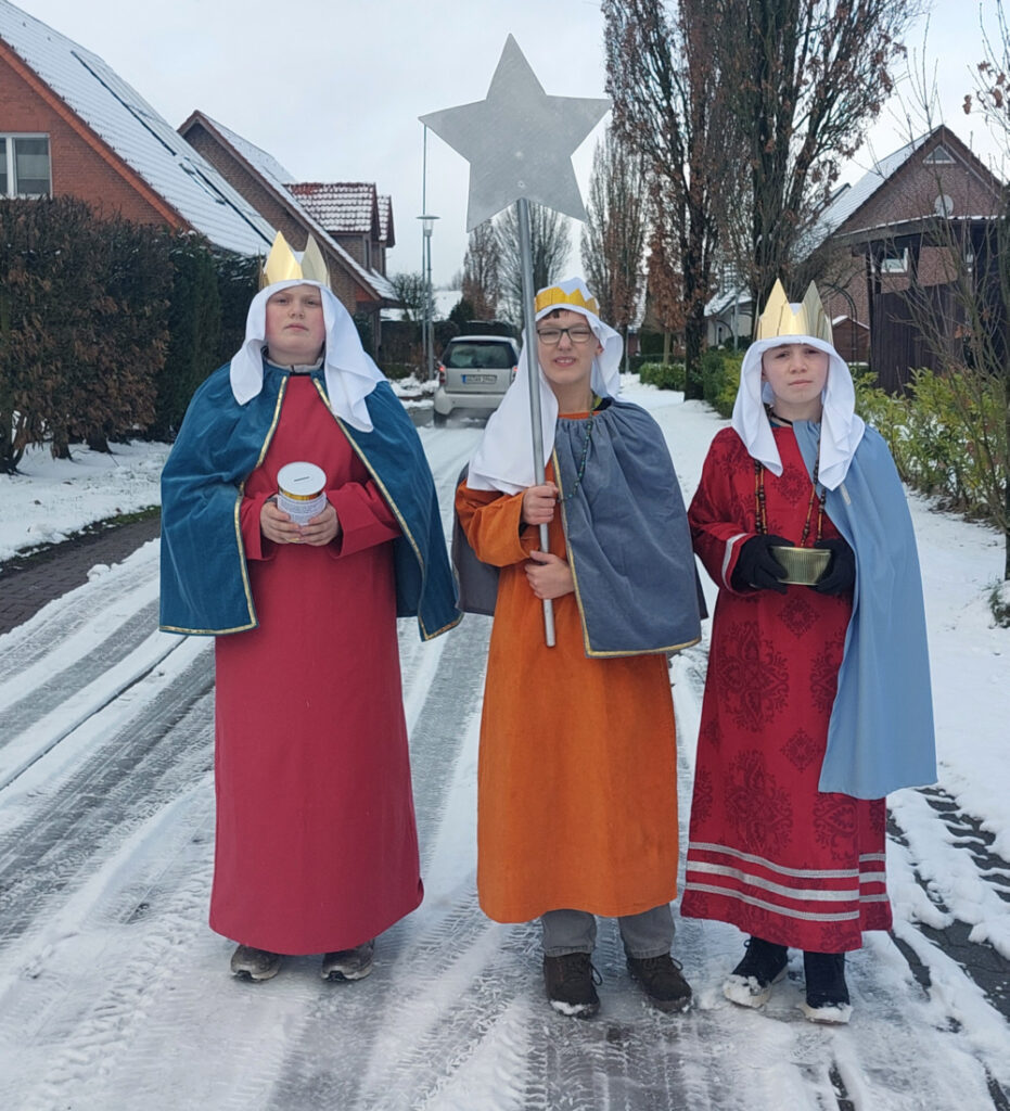 Sternsinger 2026 in der Eichenstraße: v. l. Paul Richert, Lukas Behrens, Michael Wolters