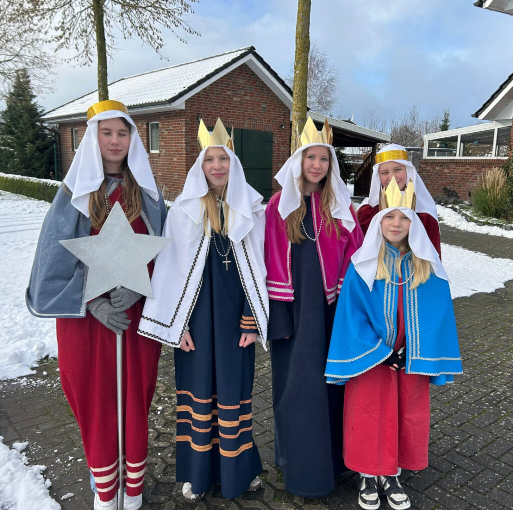 Sternsinger 2026 Schützenstraße: v. l. Martina Grote, Finja Koers, Elisabeth Grote, Jasmijn Reinders, Mayra Düttmann