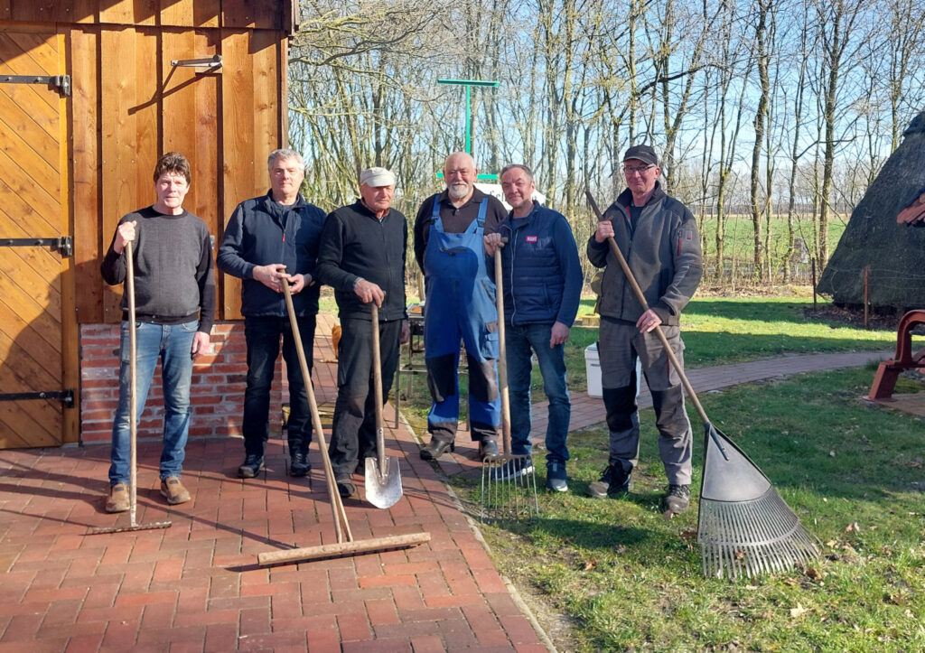 Frühjahrsputz auf dem Heimathof 2026. v. l. Frank Does, Willi Kaiser, Alex Ganseforth, Heinz Schulte, Josef Kaiser, Rudi Poker