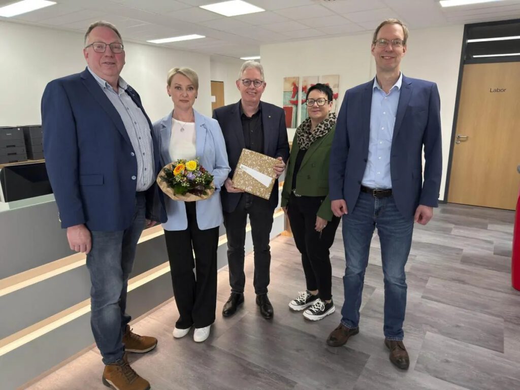 Bürgermeister Manfred Gerdes (links) und Gemeindedirektor Hermann Wocken (von rechts) sowie Marianne Freericks von der Samtgemeindeverwaltung begrüßten Ben van der Weide, Gründer der Emsländischen Frauenarztpraxis und die leitende Arzthelferin Irina Kremer (Mitte) mit Blumen und einem kleinen Präsent in Dörpen. (Foto: Daniel Mäß)