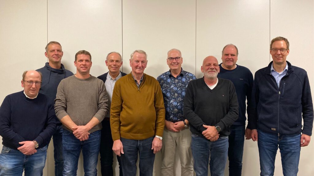 Hermann Hackmann (m.) mi den neugewählten CDU-Ortsvorstand und Samtgemeindebürgermeister Hermann Wocken (r.).