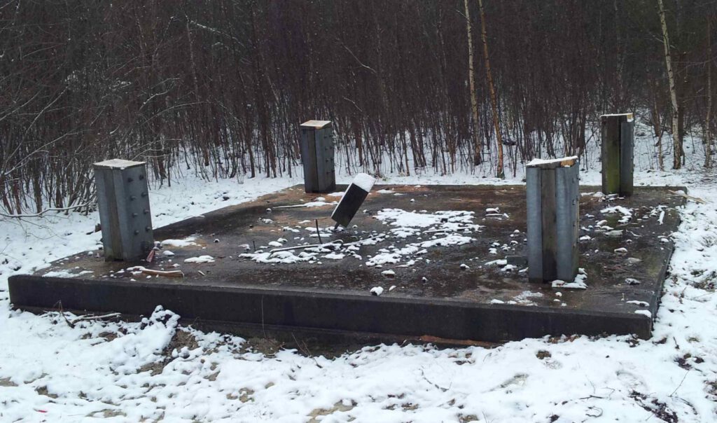 Bodenplatte mit Stützen-Anschlussanker des ehemaligen Turms in Heede (Foto März 2013)