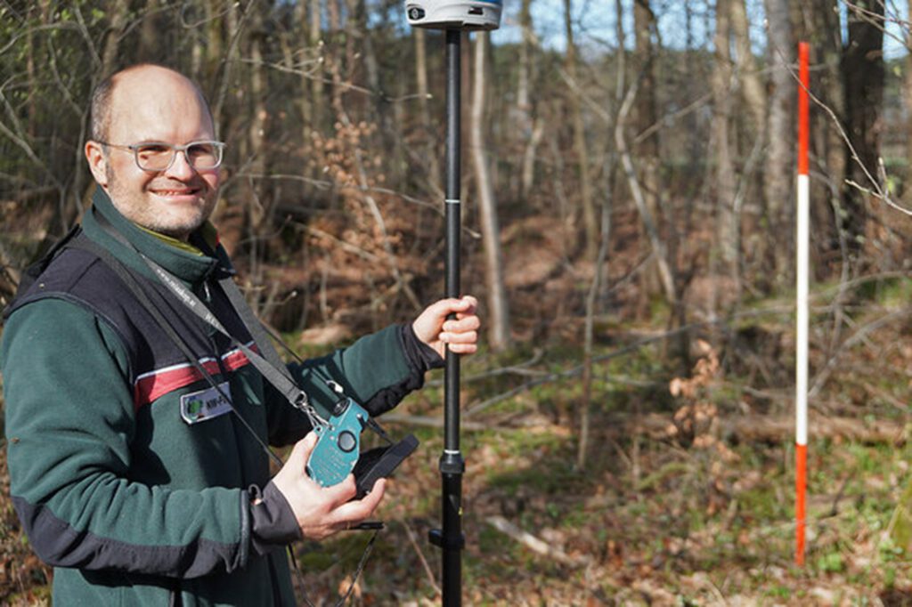 Datenerfassung an den per Global Navigation Satellite System (GNSS) vermessenen Stichprobenpunkten. (Foto: C. Tewes/NW-FVA).