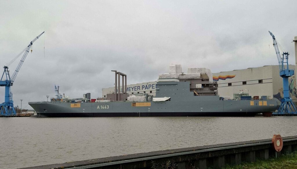 Grau ist nicht gleich grau – Farbton des Marinetankers in Papenburger Hafen offenbar nicht kriegstüchtig.