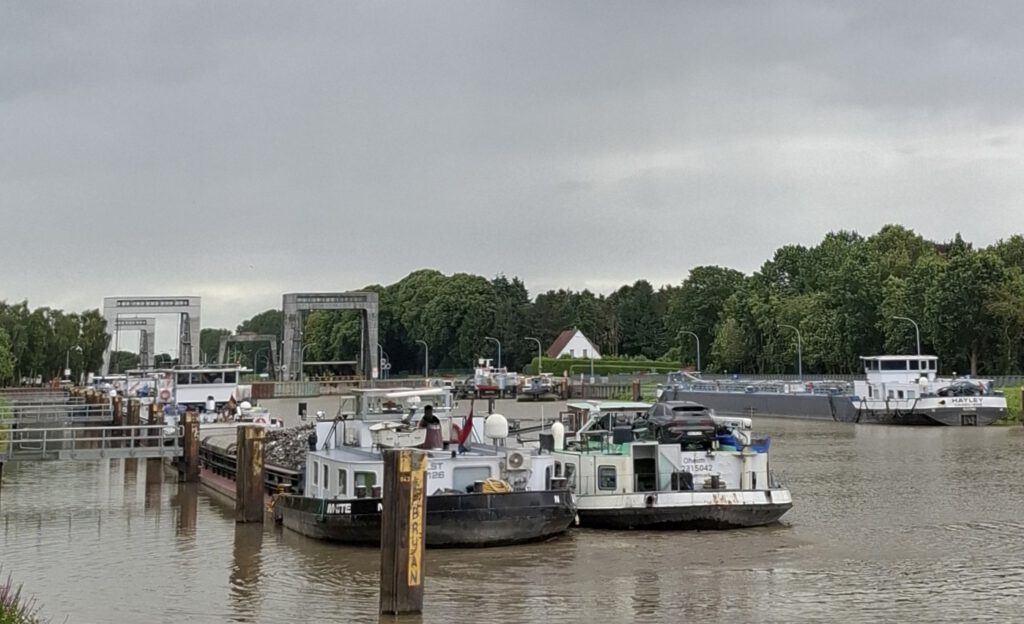 Stau auf dem Dortmund-Ems-Kanal vor der Schleuse Herbrum