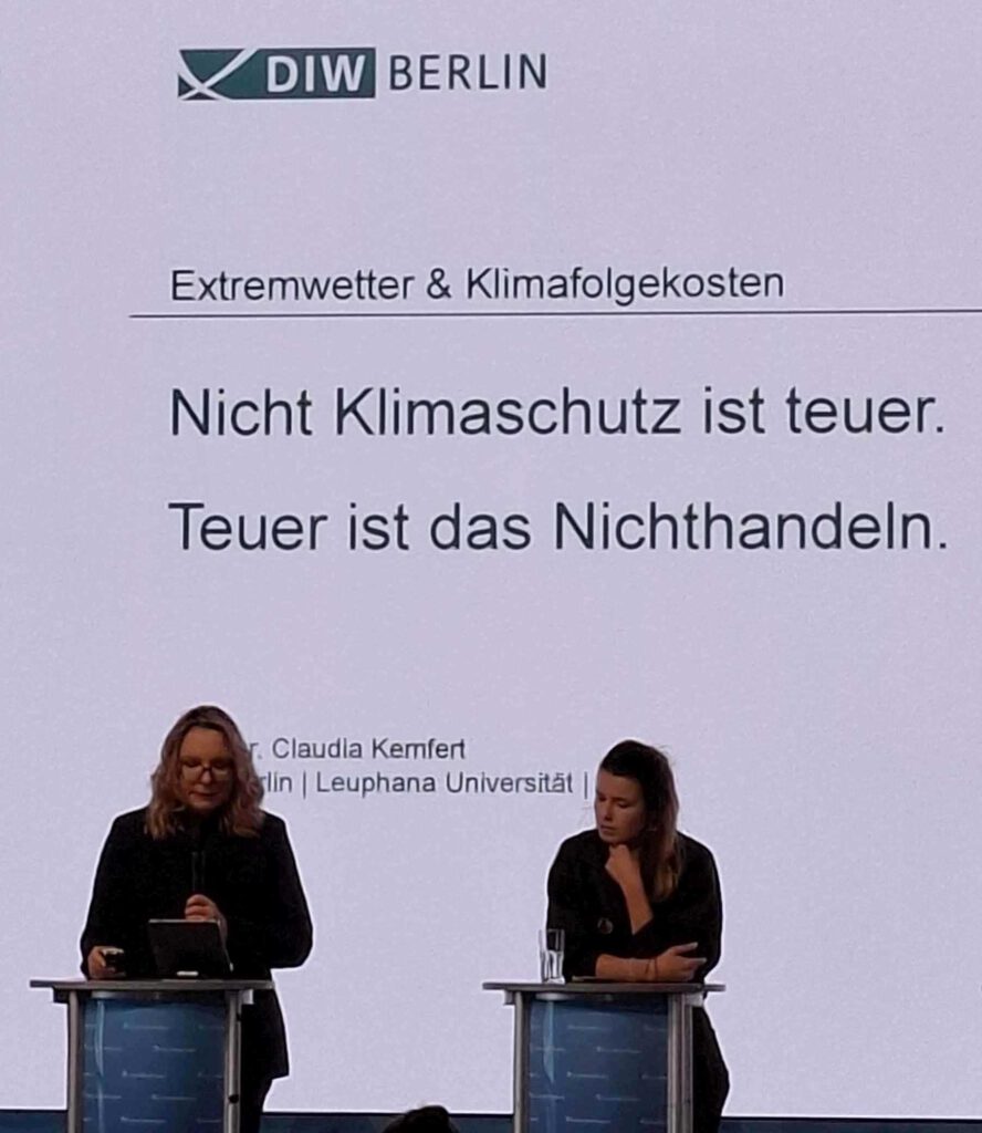 Claudia Kemfert (links) referierte auf der Extremwetterkonferenz in Hamburg