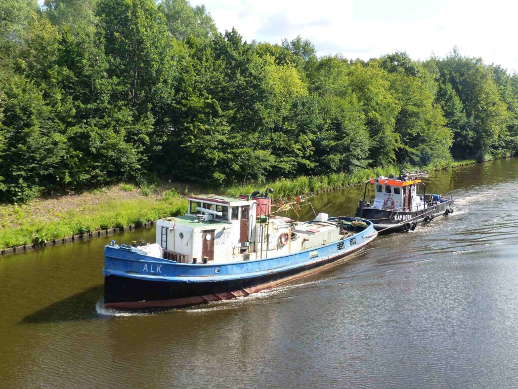 Historischer Schlepper „Alk“ auf dem Küstenkanal (Foto: J. Schirsching)