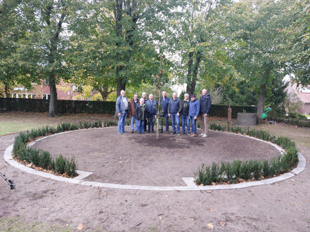 Kirchenvorstand und Erwachsenenmessdiener nach dem Pflanzen der Blutbuche